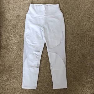 ALO Yoga Pants - ALO Yoga High-Waist Coast Capri ALO Yoga Pants - ALO Yoga High-Waist Coast Capri